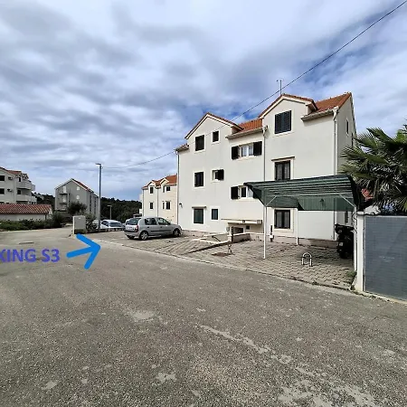 Jelena Apartman *